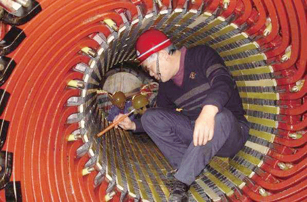 西安泰富西瑪電機(jī)吳高治、劉長安、張衛(wèi)華榮獲西安市勞動(dòng)模范榮譽(yù)稱號(hào)。