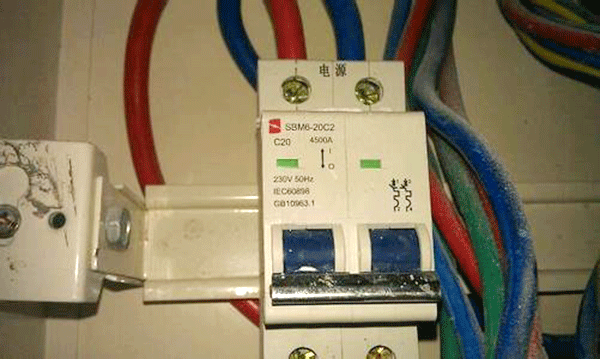 漏電保護(hù)裝置是造成西安西瑪電機(jī)頻繁燒毀的原因。